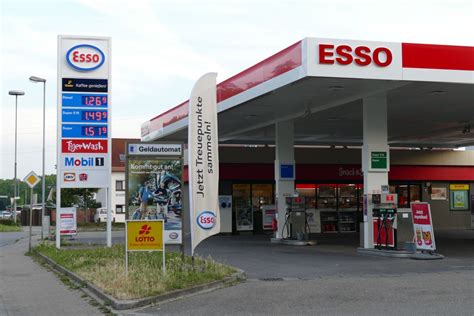 Tankstelle ESSO in Massengasse 34 Nussloch .